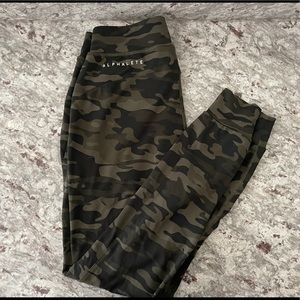 Alphalete Womens Premium Joggers - Green Camo